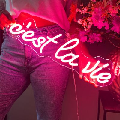 Neonskilt c'est la vie