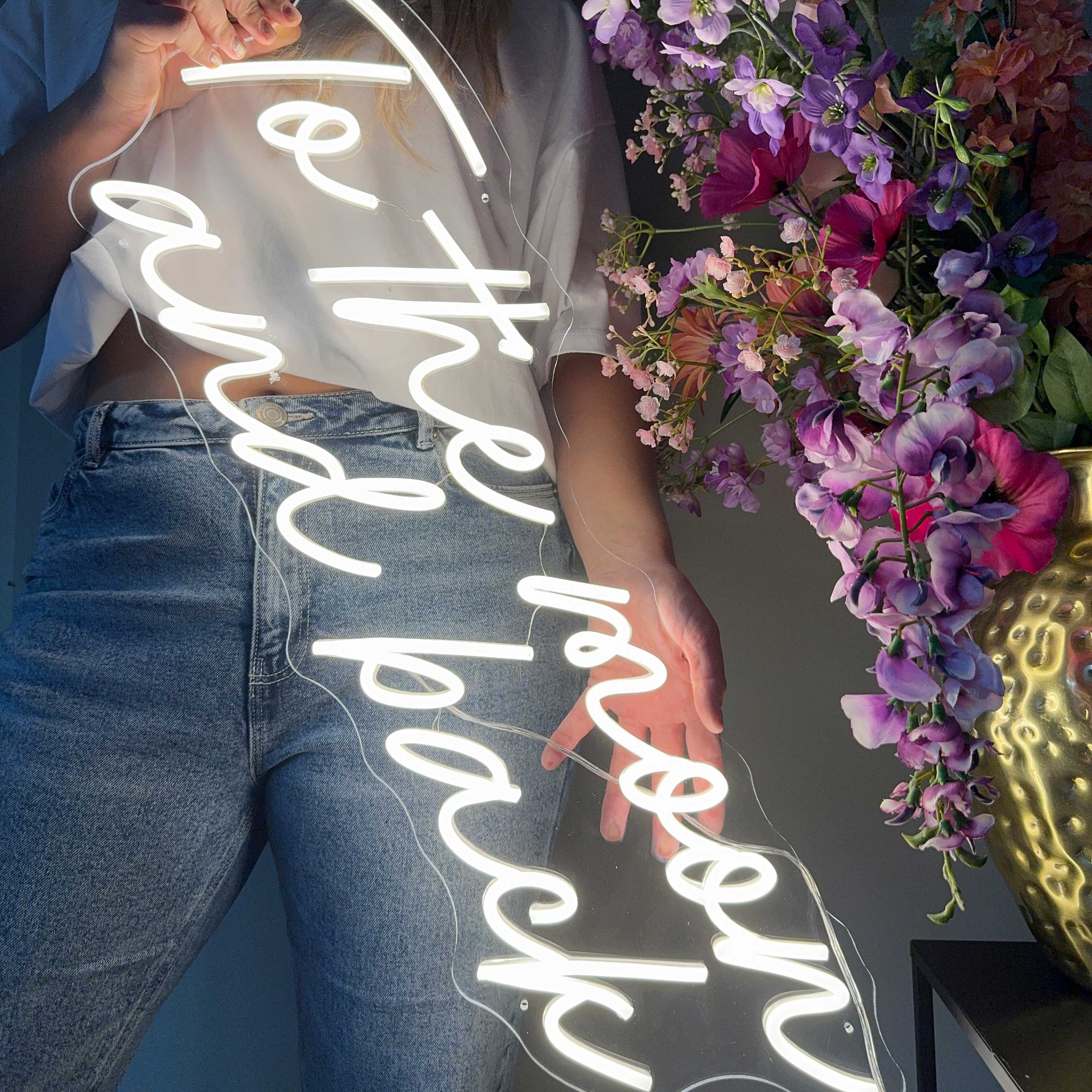 Neonskilt To The Moon and Back