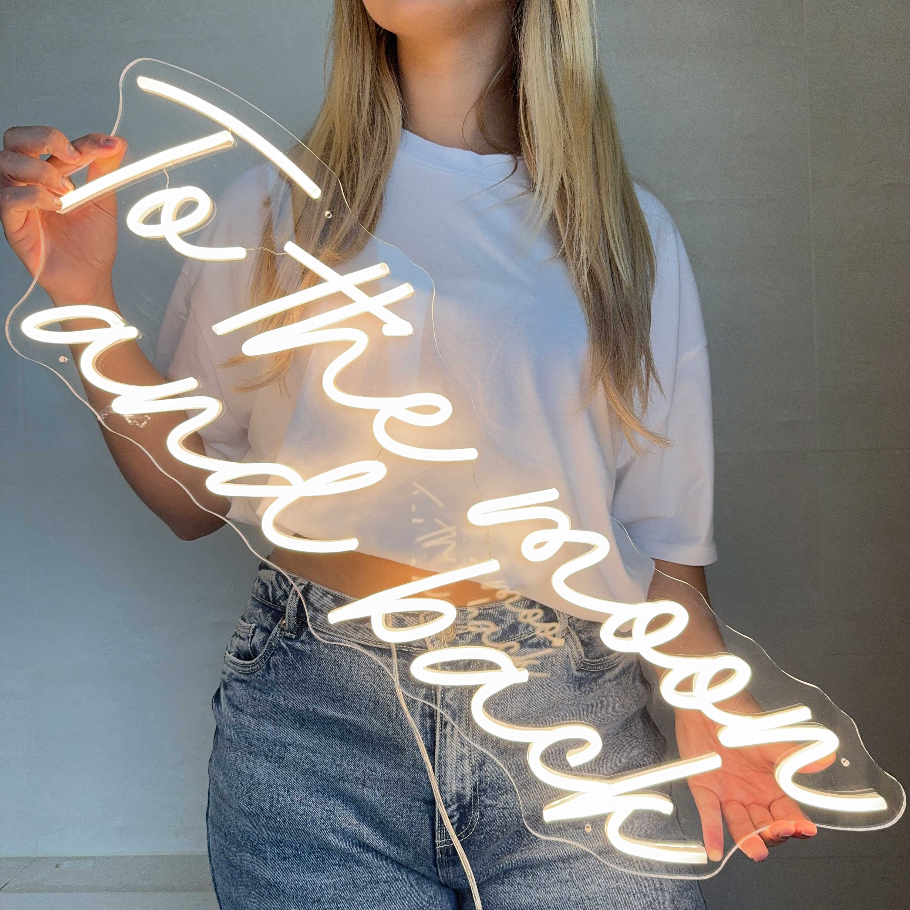 Neonskilt To The Moon and Back